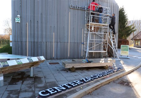 Nov napis na Centru za obiskovalce Cerkniško jezero 02 Foto Ljubo Vukelič
